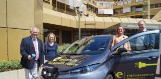 Das E-Auto der Energieagentur tankt bei der Kreisverwaltung (v.li.): Landrat Hans-Ulrich Ihlenfeld, Sabine Nicklas und Isa Scholtissek (beide Regionalbüro Mittelhaardt & Südpfalz, Energieagentur), Thomas Pensel, Geschäftsführer der Energieagentur Rheinland-Pfalz. (Foto: Kreisverwaltung Bad Dürkheim)