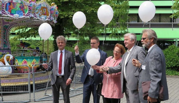 v.l.: Oberbürgermeister Dr. Frank Mentrup, Abteilungspräsident Dr. Jochen Zühlcke, Regierungspräsidentin Nicolette Kressl, Ministerialdirektor Julian Würtenberger, Vorstand Caritas Karlsruhe e.V. Hans-Gerd Köhler. (Foto: Regierungspräsidium Karlsruhe (RPK))