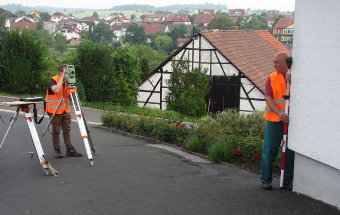 Mitarbeiter des Fachdienstes Vermessung des Landratsamtes bei der Einmessung eines Hauses. Informationen aus erster Hand hierzu gibt es unter anderem am 15. Juli in Buchen. (Foto: Landratsamt Neckar-Odenwald-Kreis)