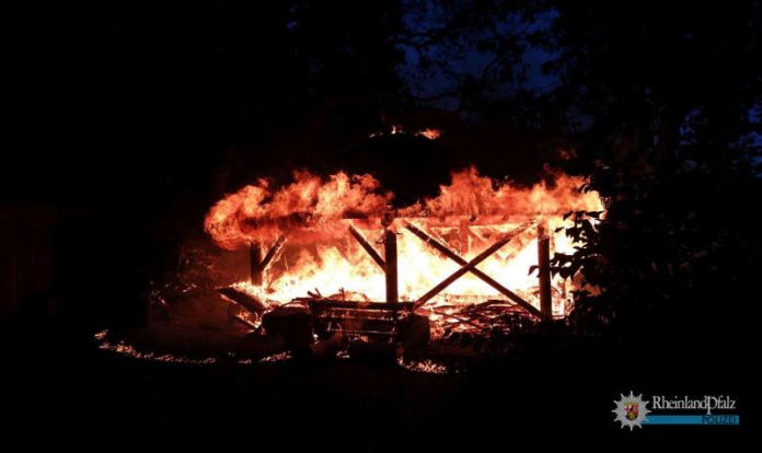 Die Schutzhütte im Wald zwischen Münchweiler und Gonbach ging in Flammen auf und wurde durch das Feuer vollständig zerstört. (Foto: Polizei RLP) Die Schutzhütte im Wald zwischen Münchweiler und Gonbach ging in Flammen auf und wurde durch das Feuer vollständig zerstört. (Foto: Polizei RLP)