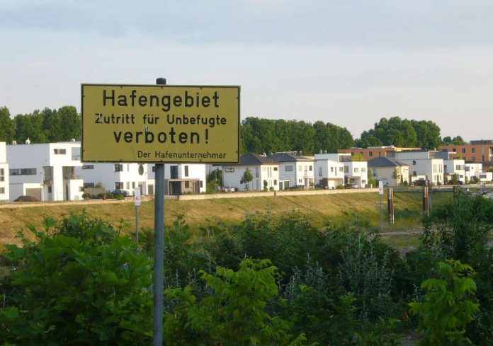 Zutritt erwünscht zum Festival auf der Ludwigshafener Parkinsel (Foto: Hannes Blank)