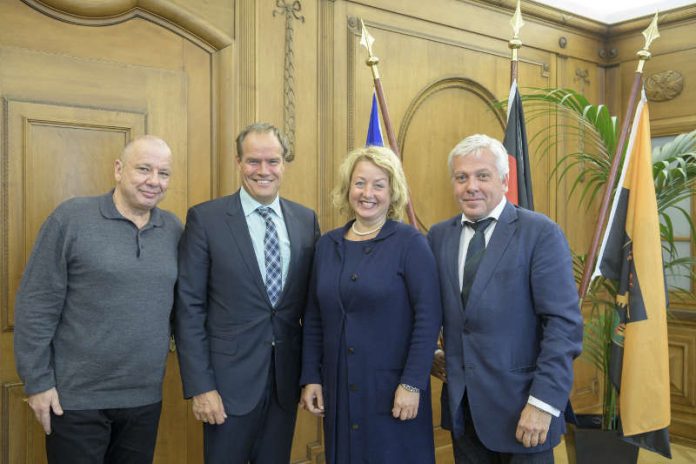 Freuten sich gemeinsam über die Hilfsbereitschaft aus Heidelberg (von links): Weihnachtsmarktbeschicker Christoph Schneider, Oberbürgermeister Prof. Dr. Eckart Würzner, Claudia Sünder, Sprecherin des Berliner Senats, und Mathias Schiemer, Geschäftsführer von Heidelberg Marketing. (Foto: Philipp Rothe)