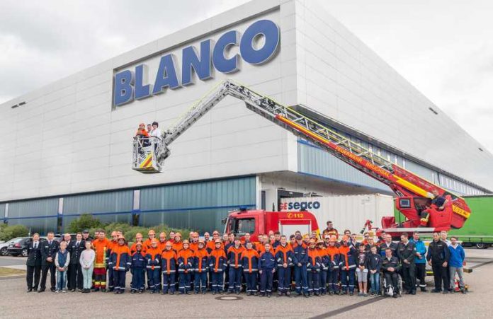 Gruppenbild mit allen Übungsteilnehmern und Gästen