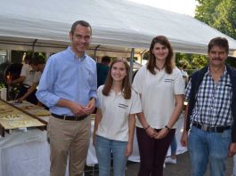 Gemeinsam bei der Eröffnung des Flammkuchenfests der Landjugend Mörlheim: Bürgermeister Dr. Maximilian Ingenthron (l.),Ortsvorsteher Joachim Arbogast (r.) und die beiden Vorsitzenden der Mörlheimer Landjugend, Madeleine Haber (2.v.l.) und Ricarda Walter.