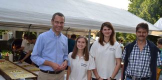 Gemeinsam bei der Eröffnung des Flammkuchenfests der Landjugend Mörlheim: Bürgermeister Dr. Maximilian Ingenthron (l.),Ortsvorsteher Joachim Arbogast (r.) und die beiden Vorsitzenden der Mörlheimer Landjugend, Madeleine Haber (2.v.l.) und Ricarda Walter.