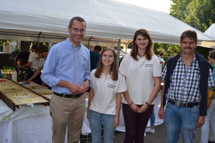 Gemeinsam bei der Eröffnung des Flammkuchenfests der Landjugend Mörlheim: Bürgermeister Dr. Maximilian Ingenthron (l.),Ortsvorsteher Joachim Arbogast (r.) und die beiden Vorsitzenden der Mörlheimer Landjugend, Madeleine Haber (2.v.l.) und Ricarda Walter.