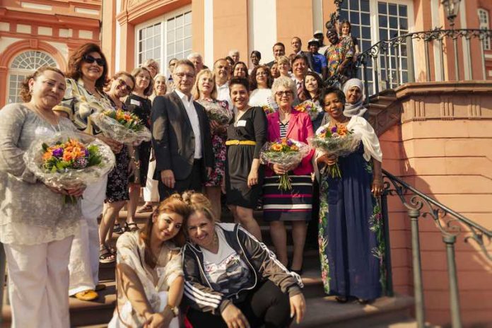 Die Integrationslotsinnen und –lotsen zusammen mit Staatssekretär Jo Dreiseitel auf der Treppe des Biebricher Schlosses. Vorne rechts (stehend am Geländer) Tsihainesh Tesfai von den Bensheimer Integrationslotsen. Bild: hsm