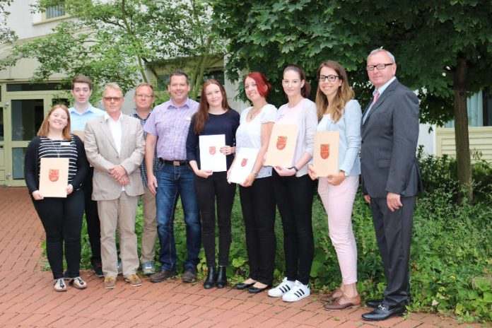 Zu Dienstjubiläum, Ernennung und bestandener Prüfung gratulierten Landrat Ernst Walter Görisch (r.) und Personalratsvorsitzender Christoph Janßen (4.v.l.) Luise Hussung, Lisa-Marie Kehrig, Julia Nicole Dalheimer, Laura Sipp, Mario Ribeiro do Nascimento, Bernhard Keitel, Tassilo Steuerwald und Lena Scheuer (v.r.). (Foto: Simone Stier)