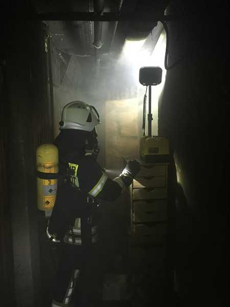 Ein Einsatz im Keller birgt Gefahren für die Einsatzkräfte (Bild: Berufsfeuerwehr Darmstadt)