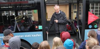 Peter Mültin vom KVV bringt den Fünftklässlern des Fichte-Gymnasiums das sichere Verhalten bei der Nutzung öffentlicher Verkehrsmittel bei. (Foto: KVV)