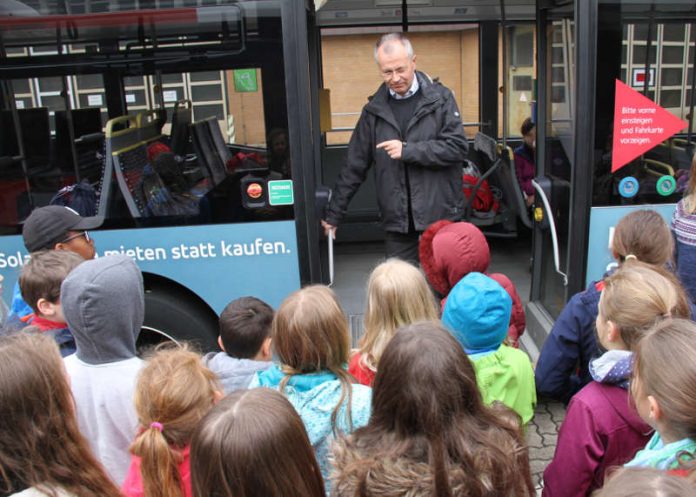 Peter Mültin vom KVV bringt den Fünftklässlern des Fichte-Gymnasiums das sichere Verhalten bei der Nutzung öffentlicher Verkehrsmittel bei. (Foto: KVV)