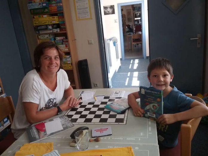 ohannes stellt hier der Lesesommerpatin Melanie Stuhlfauth sein gelesenes Buch vor. (Foto: Gemeindeverwaltung Haßloch) ohannes stellt hier der Lesesommerpatin Melanie Stuhlfauth sein gelesenes Buch vor. (Foto: Gemeindeverwaltung Haßloch)