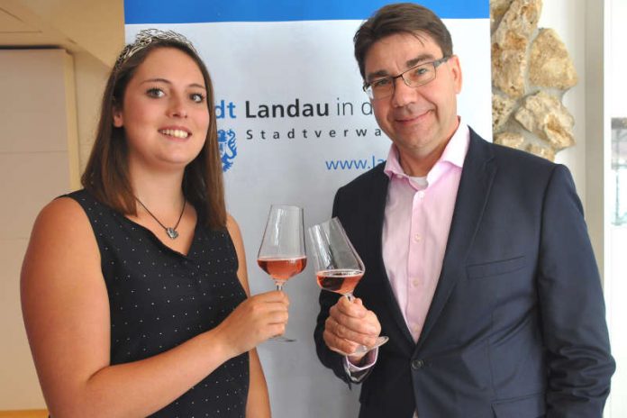 Oberbürgermeister Thomas Hirsch gratuliert der amtierenden Landauer Weinhoheit Lilli I. zu diesem bedeutsamen Schritt und drückt ihr die Daumen für die Wahl im Oktober. (Foto: Stadt Landau in der Pfalz) Oberbürgermeister Thomas Hirsch gratuliert der amtierenden Landauer Weinhoheit Lilli I. zu diesem bedeutsamen Schritt und drückt ihr die Daumen für die Wahl im Oktober. (Foto: Stadt Landau in der Pfalz)