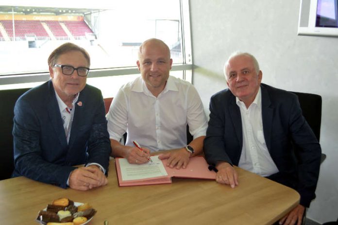 v.l.: Vorstandsvorsitzender Johannes Kaluza, 05-Sportdirektor und Vorstandsmitglieds Rouven Schröder und 05-Aufsichtsratvorsitzenden Detlev Höhne (Foto: twitter.com/1fsvmainz05)