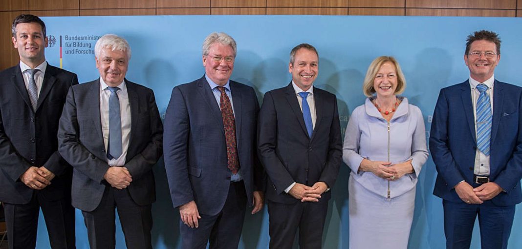 Bundesforschungsministerin Johanna Wanka und Alexander Hörbst mit den Vertretern der vier Konsortien, die für eine Förderung vorgesehen sind. v.l.: Alexander Hörbst (Vorsitzender des Gutachterkreises), Klaus A. Kuhn (DIFUTURE), Markus Löffler (SMITH), Roland Eils (HiGHmed), Johanna Wanka, Hans-Ulrich Prokosch (Foto: BMBF/Hans-Joachim Rickel)