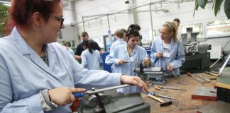 Im MINT Girls Camp stellen die Teilnehmerinnen unter anderem einen Flaschenöffner selbst her. (Foto: 2017 Provadis Partner für Bildung und Beratung GmbH)