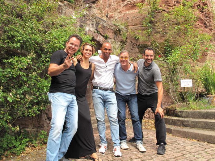 Intendant Rainer Roos, Ines Hengl-Pirker, Gino Emnes, Michael Gaedt und Regisseur Simon Eichenberger auf Schloss Zwingenberg. (Foto: Schlossfestspiele Zwingenberg)