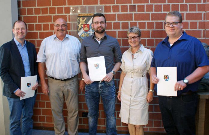 Kreisbeigeordneter Helmut Geißer (2.v.l.) und die Leiterin des Hauptamtes der Stadt Landau Christine Baumstark (2.v.r.) mit den neuen Organisatorischen Leitern Marco Sauerhöfer, David Nuss und Max Buckel (v.l.n.r.). (Foto: Kreisverwaltung Südliche Weinstraße)