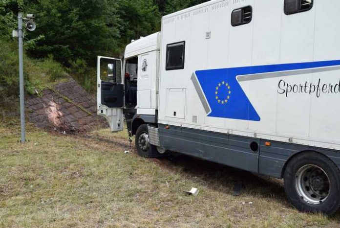 Verunglückter Pferdetransporter