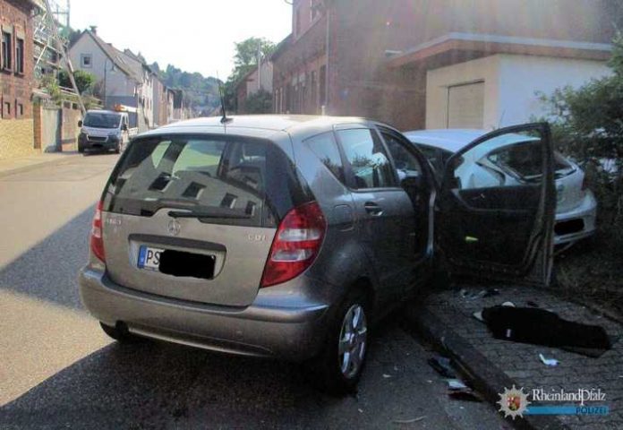 Der Mercedes-Fahrer war zu weit rechts gefahren und auf den parkenden Pkw gekracht. Beide Fahrzeuge wurden herumgeschleudert