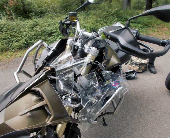 Der Biker war in einer Linkskurve nach rechts von der Fahrbahn abgekommen und mitsamt seiner Maschine in die Böschung gerutscht.