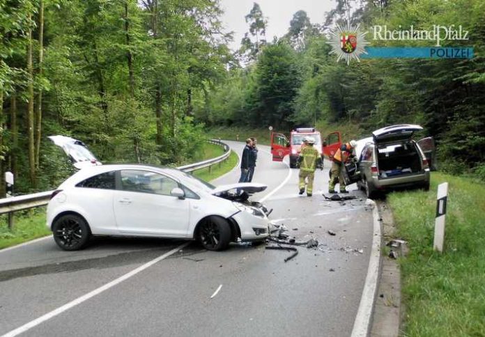 Die beiden Pkw begegneten sich zwischen Kaiserslautern und Stelzenberg. Zur Kolligison kam es, weil der Opel-Fahrer auf die Gegenfahrbahn geriet. Die Ursache ist unklar.