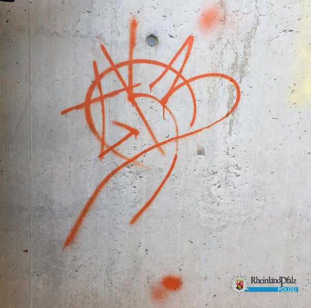 Bei dieser Graffiti-Schmiererei wurden die Sprayer in flagranti erwischt. Bei dieser Graffiti-Schmiererei wurden die Sprayer in flagranti erwischt.