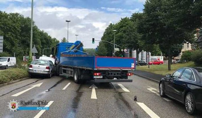 Der Lkw wollte von ganz rechts nach ganz links wechseln - dabei rammte er den Pkw und drückte ihn auf den Mittelgrünstreifen. Der Lkw wollte von ganz rechts nach ganz links wechseln - dabei rammte er den Pkw und drückte ihn auf den Mittelgrünstreifen.