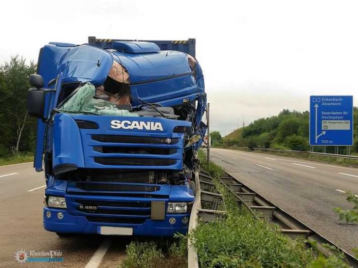 Nach der Kollision mit dem anderen Lkw prallte der Unfallverursacher zunächst in die seitlichen Schutzplanken und kam schließlich an den Mittelschutzplanken zum Stehen. Nach der Kollision mit dem anderen Lkw prallte der Unfallverursacher zunächst in die seitlichen Schutzplanken und kam schließlich an den Mittelschutzplanken zum Stehen.