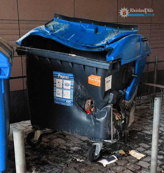 Dieser Papiermüllcontainer wurde von Unbekannten vermutlich angezündet. Durch den Brand wurde der Container so stark beschädigt, dass er nun ausgetauscht werden muss. Dieser Papiermüllcontainer wurde von Unbekannten vermutlich angezündet. Durch den Brand wurde der Container so stark beschädigt, dass er nun ausgetauscht werden muss.