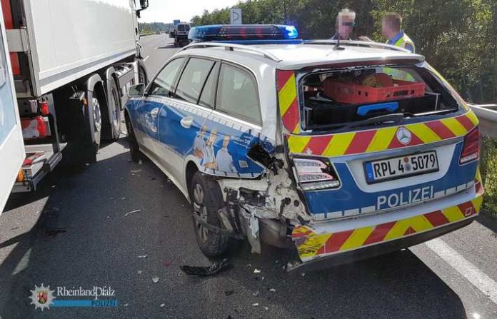 Der Streifenwagen der Autobahnpolizei, der zur Absicherung eines Pannen-Lkw mit eingeschaltetem Blaulicht auf der rechten Fahrspur stand, wurde von dem nachfolgenden Lkw mit voller Wucht hinten links erwischt. Der Streifenwagen der Autobahnpolizei, der zur Absicherung eines Pannen-Lkw mit eingeschaltetem Blaulicht auf der rechten Fahrspur stand, wurde von dem nachfolgenden Lkw mit voller Wucht hinten links erwischt.
