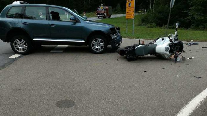 Der Motorradfahrer wurde bei diesem Unfall schwer verletzt