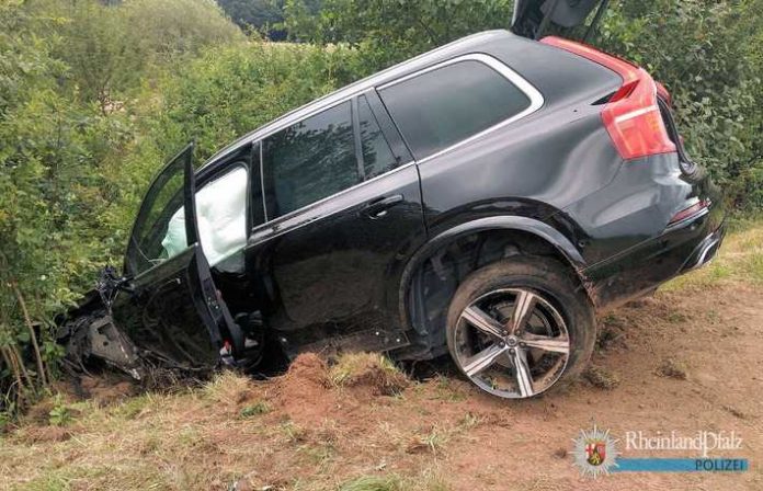 Der Volvo des mutmaßlichen Verursachers landete nach der Kollision im Straßengraben.
