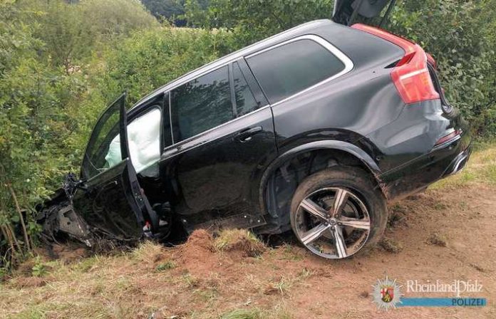 Der Volvo des mutmaßlichen Verursachers landete nach der Kollision im Straßengraben. Der Volvo des mutmaßlichen Verursachers landete nach der Kollision im Straßengraben.