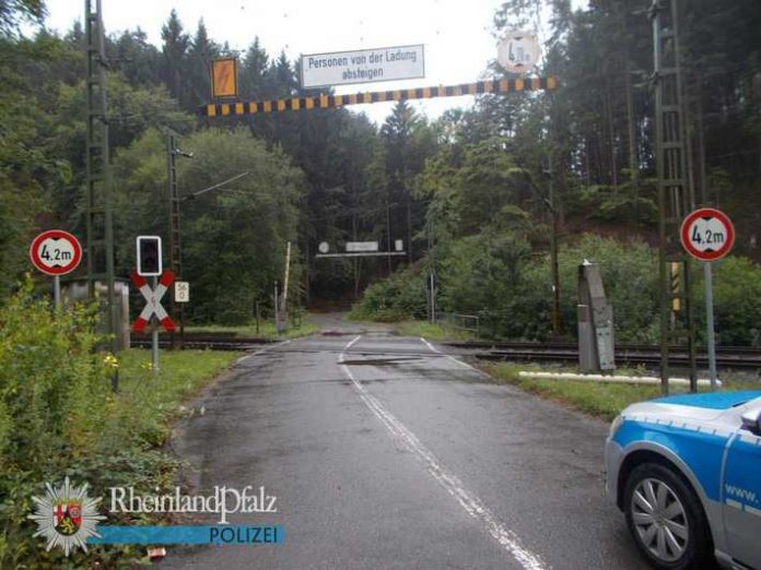 Von diesem Bahnübergang ging gegen 16.15 Uhr die Störmeldung ein. Der Grund war vor Ort schnell gefunden: Die Schranke lag abgerissen auf dem Boden (rechts im Bild - vor dem Schrankenbaum). Von diesem Bahnübergang ging gegen 16.15 Uhr die Störmeldung ein. Der Grund war vor Ort schnell gefunden: Die Schranke lag abgerissen auf dem Boden (rechts im Bild - vor dem Schrankenbaum).