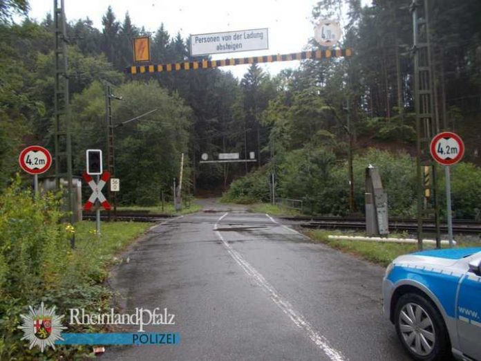 Von diesem Bahnübergang ging gegen 16.15 Uhr die Störmeldung ein. Der Grund war vor Ort schnell gefunden: Die Schranke lag abgerissen auf dem Boden (rechts im Bild - vor dem Schrankenbaum).