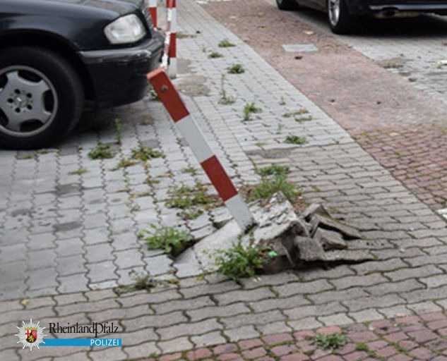 Ein silbergrauer Pkw mit KL-Kennzeichen rammte den Pfosten beim Ausparken - der Fahrer flüchtete anschließend. Auf ihn wartet eine Strafanzeige