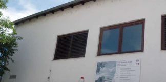 „Hier baut die Stadt Viernheim für Sie! Umbau ehemalige Post für Polizei Viernheim. Bauherr ist der Magistrat der Stadt Viernheim, Mieter der Landesbetrieb Bau und Immobilien Hessen, Nutzer das Polizeipräsidium Südhessen.“ Diese und andere Informationen stehen auf dem an der vorderen Fassade des ehemaligen Postgebäudes angebrachten offiziellen Bauschildes. Mit den Vorarbeiten zum Um- und Ausbau des Gebäudes wurde zwischenzeitlich begonnen. (Foto: Stadt Viernheim)