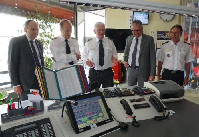 v.l.: Erster Bürgermeister Christian Specht, Amtsleiter Karlheinz Gremm, Wachleiter Rudi Götz, Oberbürgermeister Dr. Peter Kurz, Projektleiter Bernhard Kunkel (Foto: Stadt Mannheim)