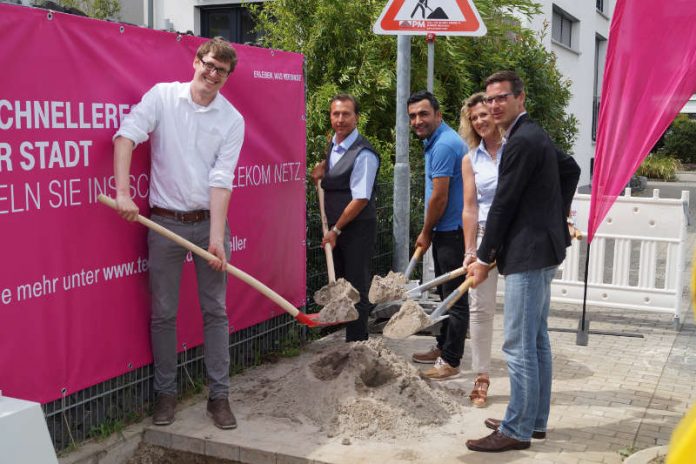 Kaj Gerlach, Klaus Vogel (beide Telekom) packen gemeinsam mit Özcan Erduman, Heike Öhrlein (beide von der beauftragten Tiefbaufirma APM) und Oberbürgermeister Sebastian Schrempp an, damit der Breitbandausbau in Mörsch zügig voran geht (v.li.) (Foto: Stadtverwaltung Rheinstetten)