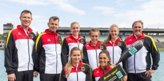 Großes Rheinbrüder Team bei Nachwuchs-Weltmeisterschaften v.l. Dirk Bechtold (Physiotherapeut), Ralf Straub (Bundestrainer), Sarah Brüßler, Katinka Hofmann, Carola Schmidt (alle Kajak), Detlef Hofmann (Chefbundestrainer Nachwuchs); vordere Reihe: Sophie Koch und Sophie Speck (beide Canadier) (Foto: privat)