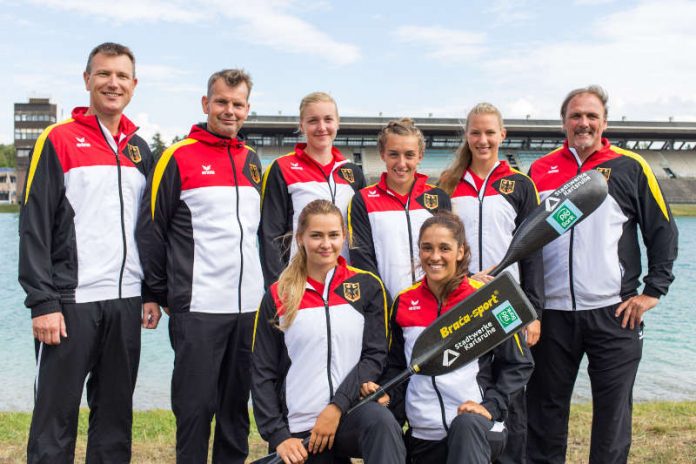 Großes Rheinbrüder Team bei Nachwuchs-Weltmeisterschaften v.l. Dirk Bechtold (Physiotherapeut), Ralf Straub (Bundestrainer), Sarah Brüßler, Katinka Hofmann, Carola Schmidt (alle Kajak), Detlef Hofmann (Chefbundestrainer Nachwuchs); vordere Reihe: Sophie Koch und Sophie Speck (beide Canadier) (Foto: privat)