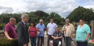 v.l.: Bürgermeister Matthias Steffan, Joachim Aurisch, Elfriede Fackel-Kretz-Keller, Günther Prötel, Oliver Völker, Guido Fickartz, Christoph Graf und Nicole Blem machten sich ein Bild von der Situation vor Ort. (Foto: Stadt Schwetzingen)