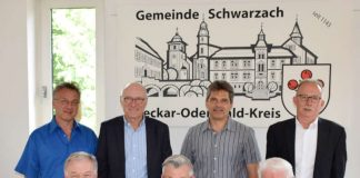 Fixierten im Schwarzacher Rathaus die Intensivierung ihrer Zusammenarbeit: Dr. Hanns-Lothar Förschler, Mathias Haas, Jörg Huber (vorne v.l.). Hinten v.l.: Ortsbaumeister Nikolaus Fohs, der ehemalige Schwarzacher Einrichtungsleiter Dr. Alexander Vater, Hauptamtsleiter Andreas Zettl und Manfred Amend, Leiter des Geschäftsbereichs Wohnen der Johannes-Diakonie. (Foto: Michael Walter)