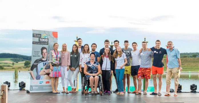 Sommerathleten begrüßen das Team Pyeongchang Metropolregion Rhein-Neckar auf der Seebühne der Badewelt Sinsheim. (Foto: Team Tokio Metropolregion Rhein-Neckar)