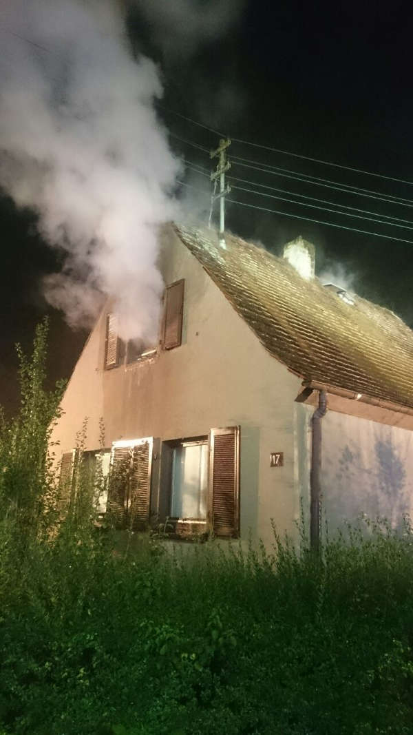 Ein Wohnhaus in Sossenheim brannte (Foto: Feuerwehr Frankfurt)