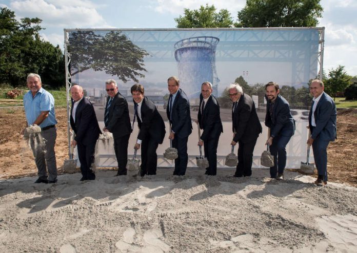 Der Energie- und Zukunftsspeicher wurde als IBA-Projekt prämiert. Michael Teigeler (2. v.l.) erhielt die Urkunde von Jürgen Odszuck, Erster Bürgermeister Heidelbergs (l.) und Prof. Michael Braum, Geschäftsführender Direktor der IBA Heidelberg (Mitte). (Foto: Stadtwerke Heidelberg GmbH)