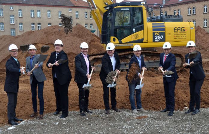 Nächster Meilenstein im „Jahr der Spatenstiche“: Gemeinsam mit den Investoren und Architekten sowie Mitarbeitern der Stadtverwaltung nahm Oberbürgermeister Thomas Hirsch jetzt den symbolischen ersten Spatenstich auf dem Baufeld 10 im „Wohnpark Am Ebenberg“ vor. (Foto: Stadt Landau in der Pfalz) Nächster Meilenstein im „Jahr der Spatenstiche“: Gemeinsam mit den Investoren und Architekten sowie Mitarbeitern der Stadtverwaltung nahm Oberbürgermeister Thomas Hirsch jetzt den symbolischen ersten Spatenstich auf dem Baufeld 10 im „Wohnpark Am Ebenberg“ vor. (Foto: Stadt Landau in der Pfalz)