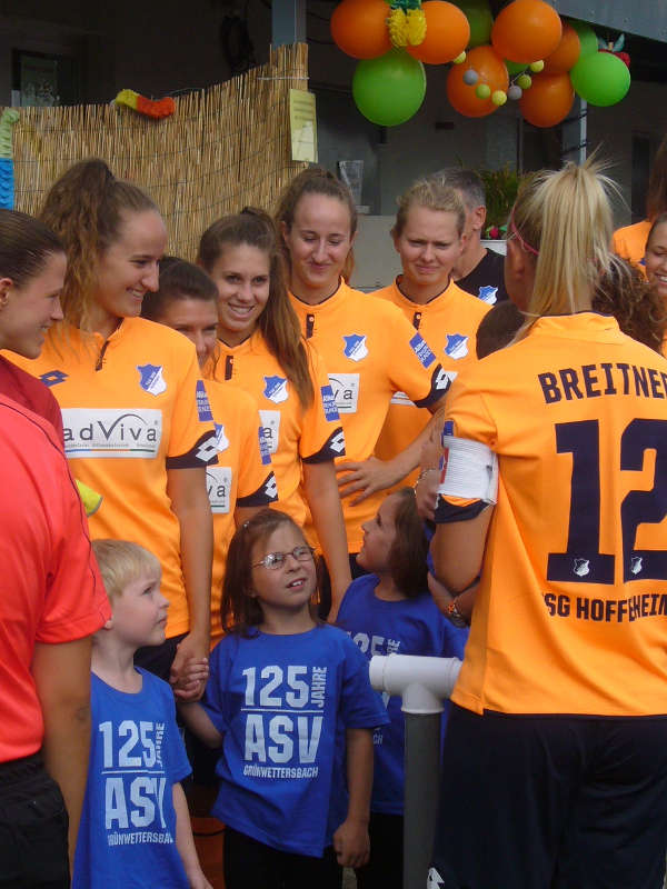 Hoffenheimer Spielerinnen mit Einlaufkindern in Karlsruhe-Grünwettersbach (Foto: Hannes Blank) Hoffenheimer Spielerinnen mit Einlaufkindern in Karlsruhe-Grünwettersbach (Foto: Hannes Blank)