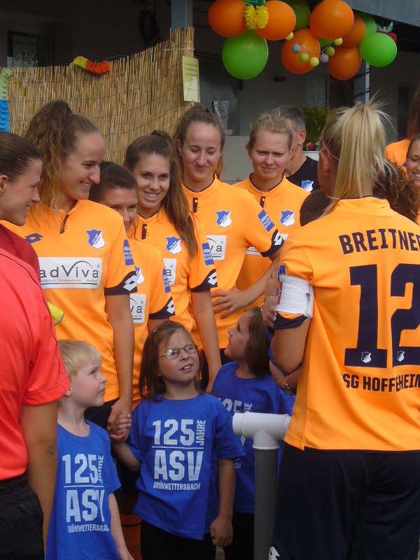 Hoffenheimer Spielerinnen mit Einlaufkindern in Karlsruhe-Grünwettersbach (Foto: Hannes Blank)